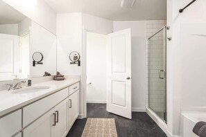 Shower, hair dryer, towels, shampoo - #StayInMyDistrict West Boise Spacious ExecutiveTownhome (Boise)