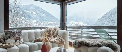 TV, fireplace, stereo