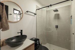 Douche, séchoir à cheveux, serviettes fournies, savon