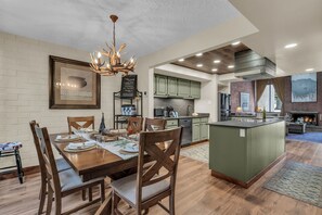 Dining - Park Ave Condo | Pool Access + Near Skiing (Park City)