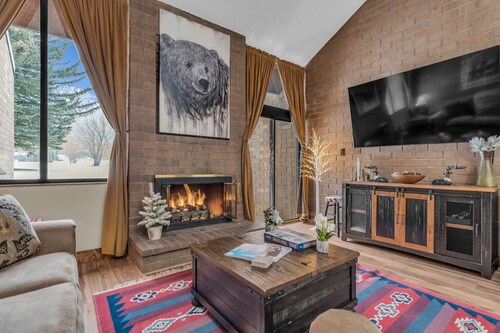 Park Ave Condo | Pool Access + Near Skiing