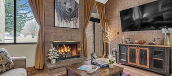 Park Ave Condo | Pool Access + Near Skiing