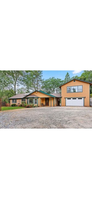 Exterior - 3-BD 2 BA house in terrific Grass Valley with Pool and Hottub (Grass Valley)