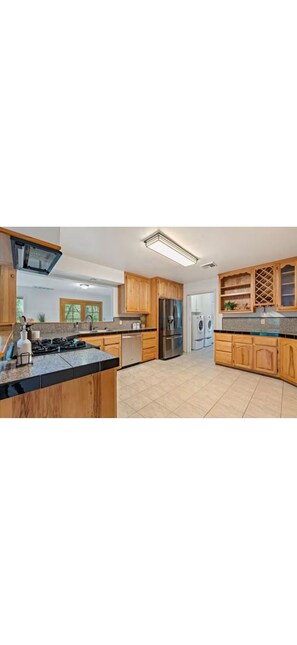 Fridge, microwave, oven, stovetop - 3-BD 2 BA house in terrific Grass Valley with Pool and Hottub (Grass Valley)