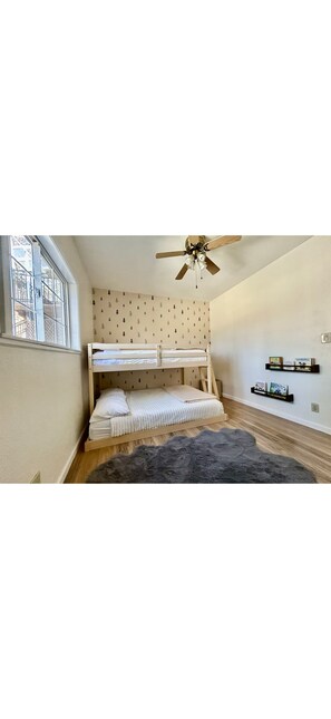 3 habitaciones, tabla de planchar con plancha, wifi y ropa de cama 