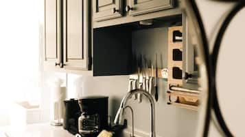 雪櫃、微波爐、焗爐、爐具