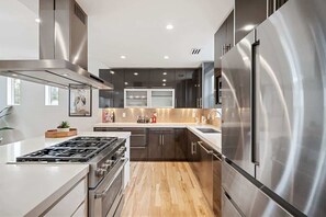 Fridge, microwave, oven, stovetop - 3BR Luxury LoHi Townhome, Rooftop Views, Sleeps 6 (Denver)