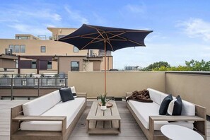 Terrace/patio - 3BR Luxury LoHi Townhome, Rooftop Views, Sleeps 6 (Denver)