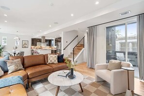 TV, peis og kontorer