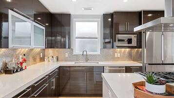 Kjøleskap, mikrobølgeovn, ovn og kokeplater