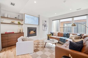 TV, offices - 3BR Luxury LoHi Townhome, Rooftop Views, Sleeps 6 (Denver)