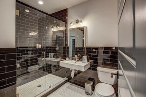 Shower, hair dryer, towels, soap - Utica - Chic Tennyson 2-Bedroom Apt (Denver)