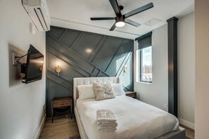 Iron/ironing board, free WiFi, bed sheets - Utica - Chic Tennyson 2-Bedroom Apt (Denver)