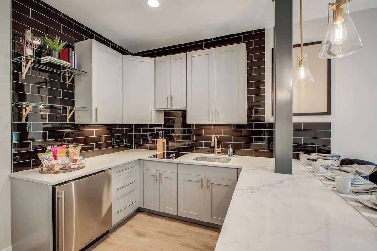 Een microgolfoven, een oven, een kookplaat, een vaatwasser