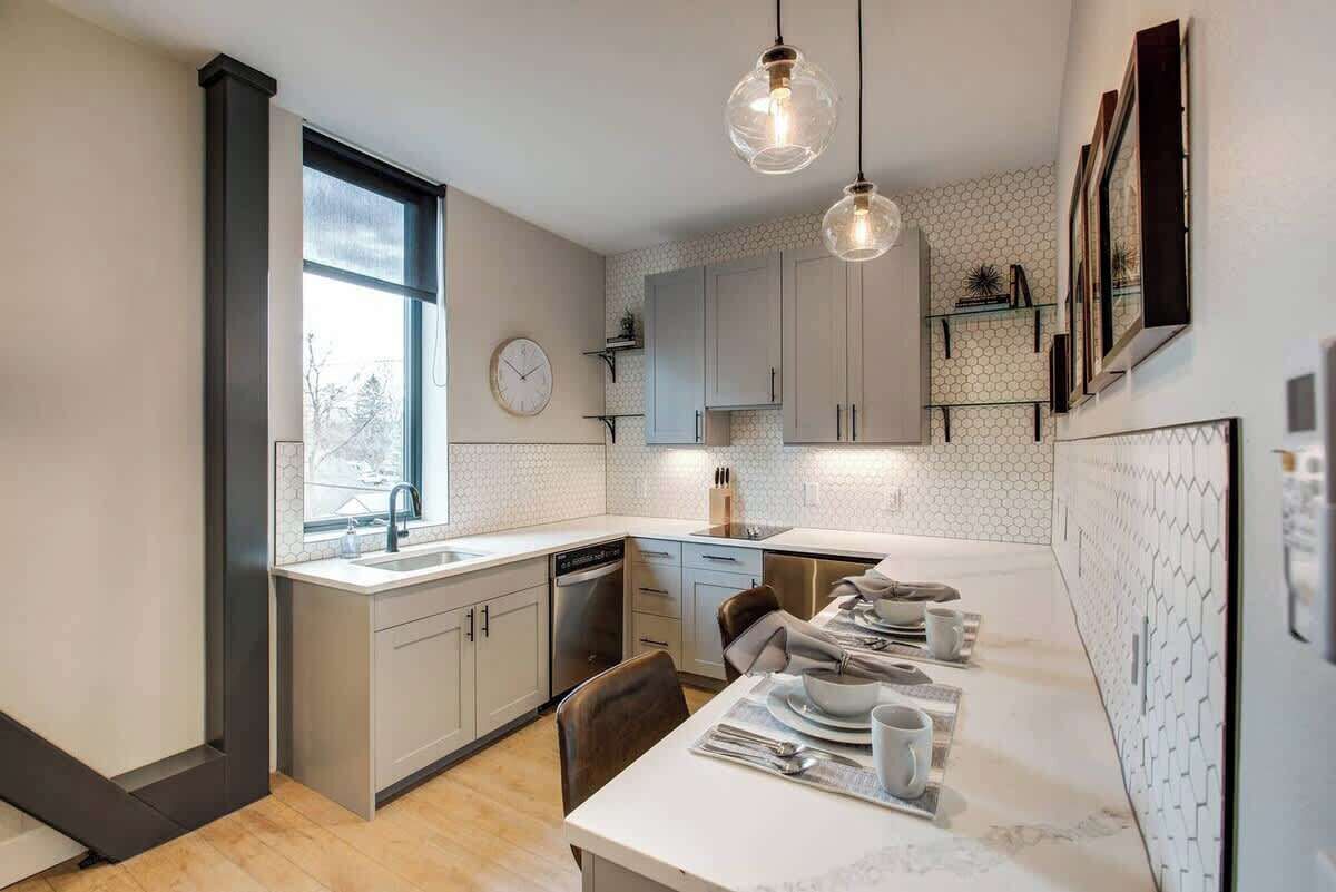 Een microgolfoven, een oven, een kookplaat, een vaatwasser