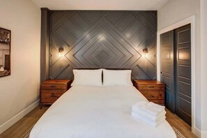 Escritorio, tabla de planchar con plancha, wifi gratis y ropa de cama 