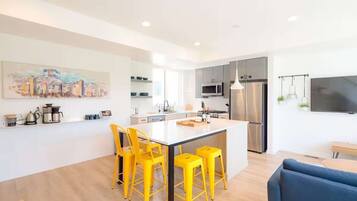 Køleskab, mikrobølgeovn, ovn, kogeplade