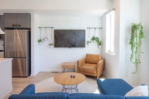 TV, offices - Skyline Retreat | Sunnyside Views | Berkeley (Denver)