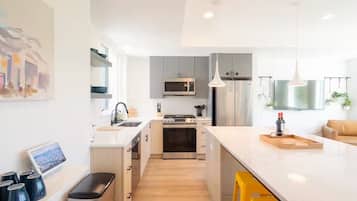 Køleskab, mikrobølgeovn, ovn, kogeplade