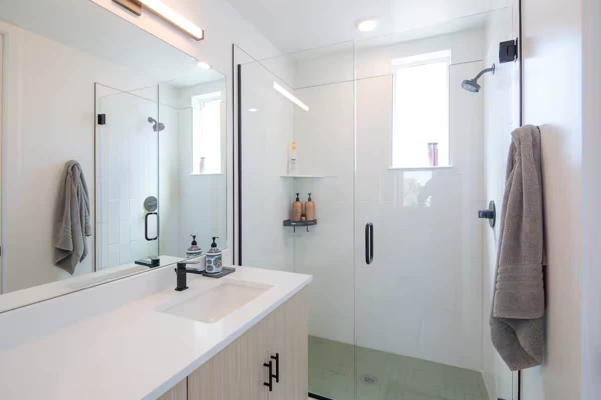 Douche, séchoir à cheveux, serviettes fournies, savon