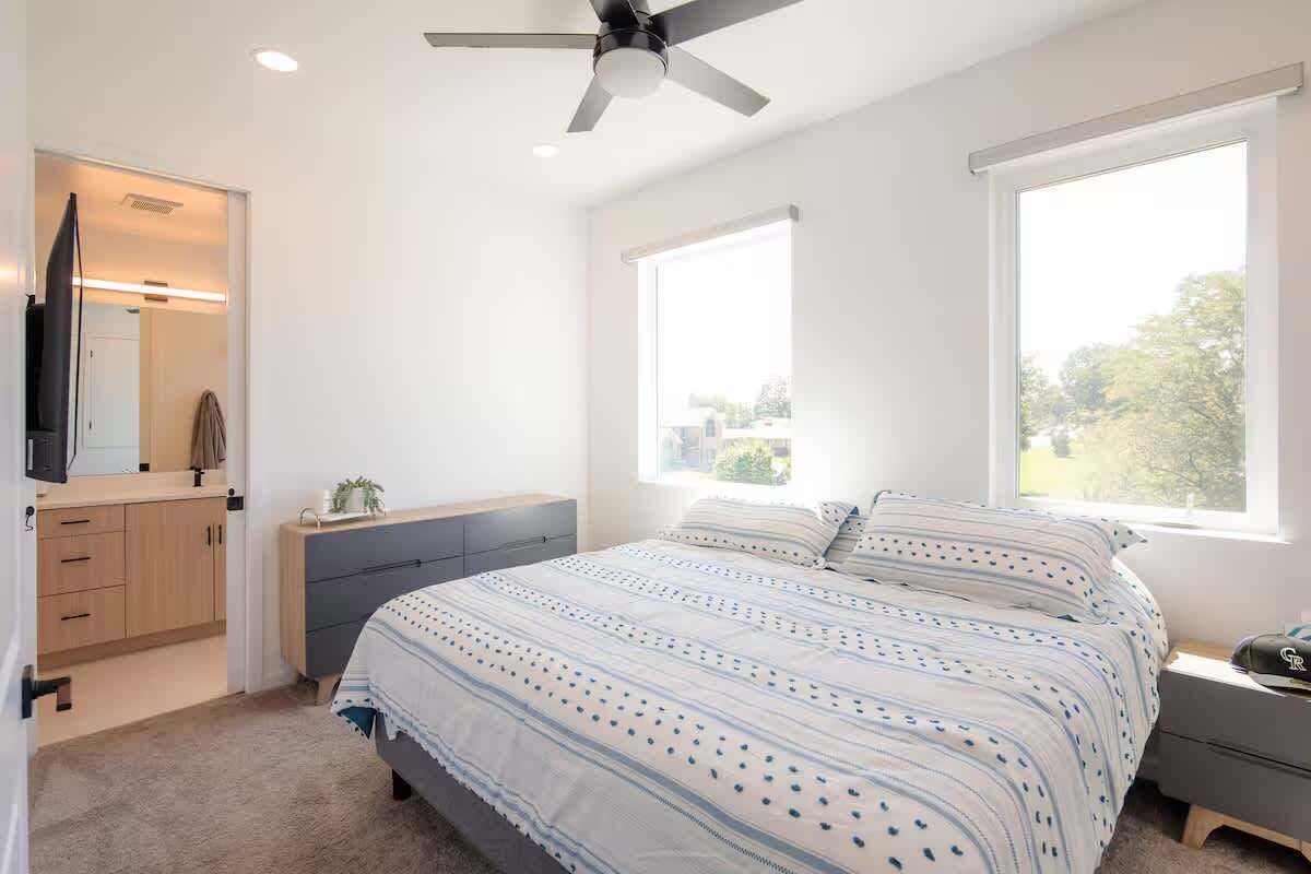 Bureau, Wi-Fi gratuit, draps fournis