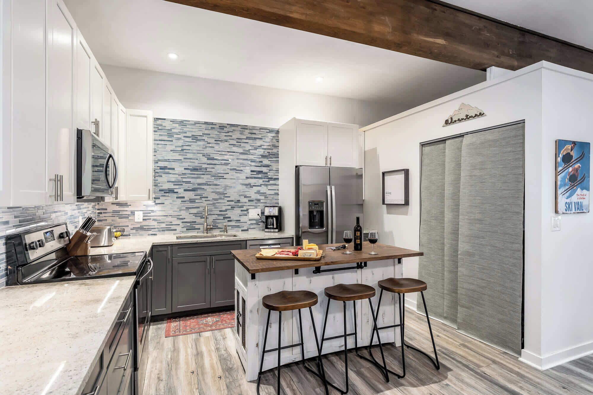 Køleskab, mikrobølgeovn, ovn, kogeplade