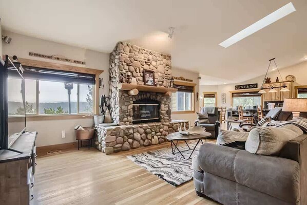 Televisio, takka, työhuone