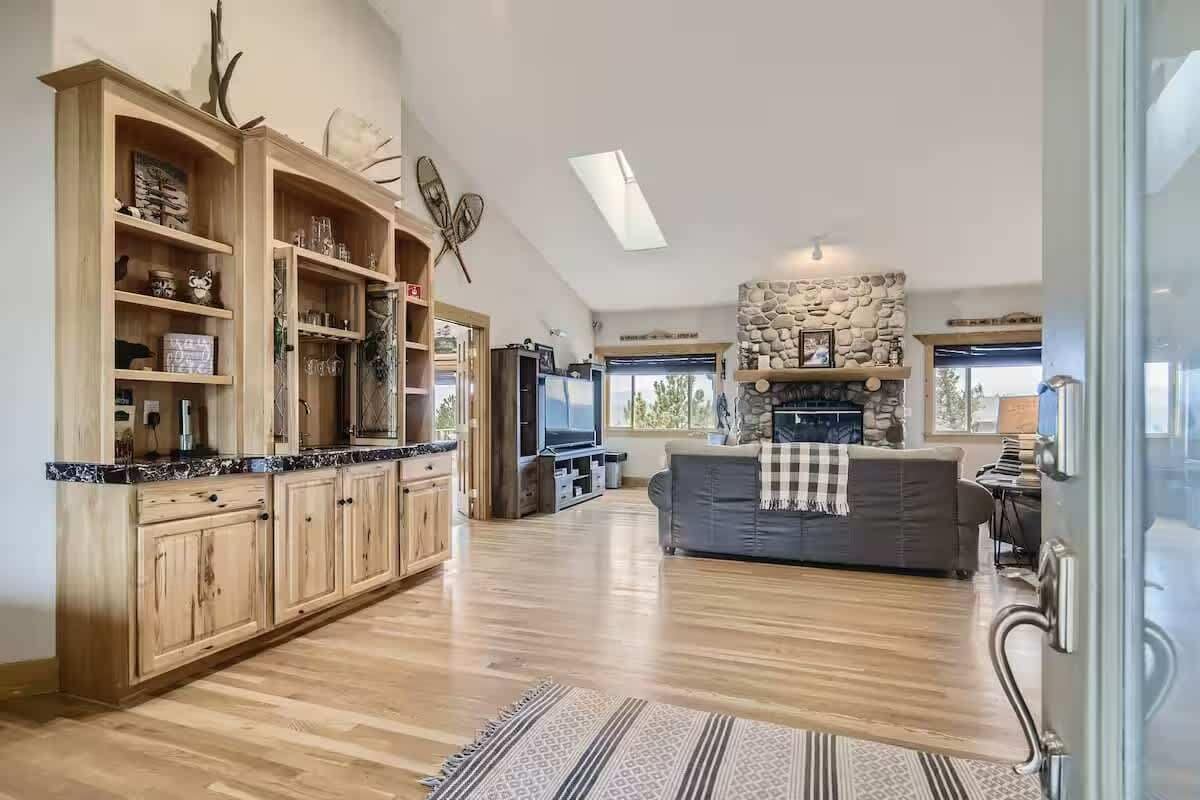 Een televisie, een open haard en een kantoor