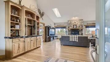 Een televisie, een open haard en een kantoor