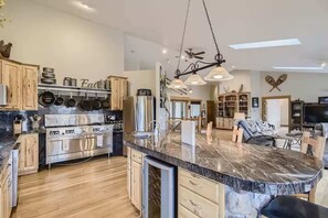 Fridge, microwave, oven, stovetop - Mountain Retreat / Deck, Views / Sleeps 10 (Black Hawk)