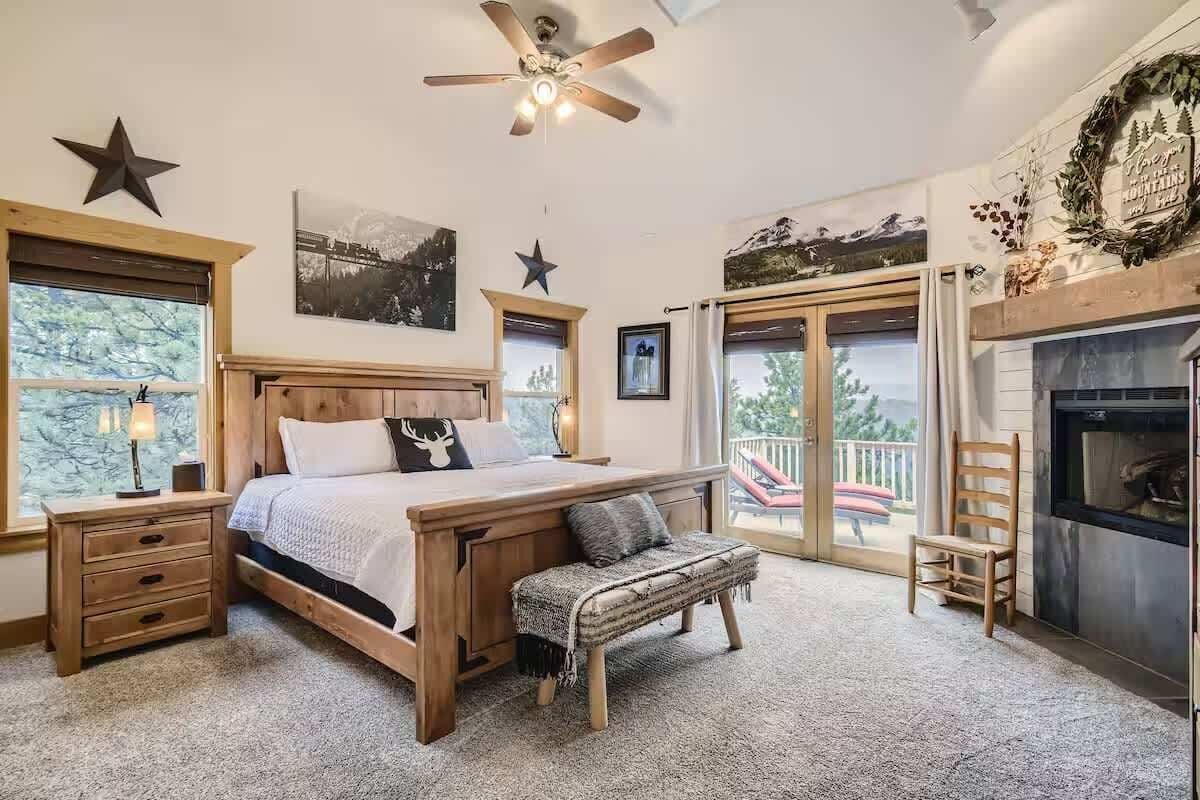 Een bureau, wifi, beddengoed