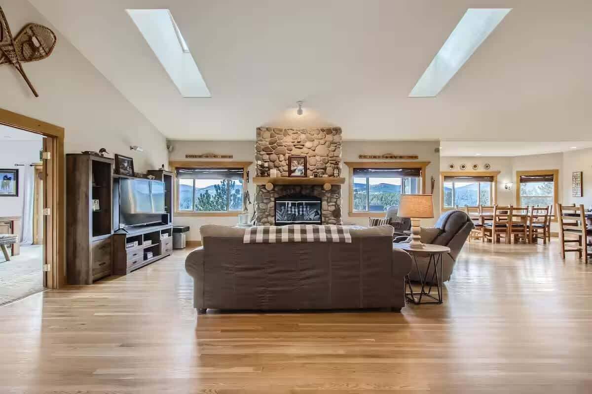 Televisión, chimenea, oficina