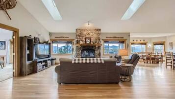 Televisión, chimenea, oficina