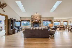 Een televisie, een open haard en een kantoor