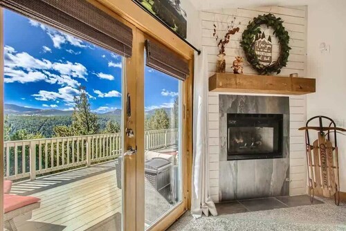 Mountain Retreat / Deck, Views / Sleeps 10