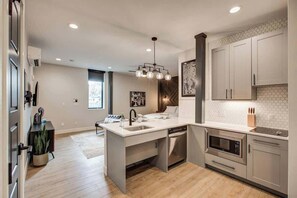 Mikroaaltouuni, liesi, astianpesukone, kahvin-/teenkeitin