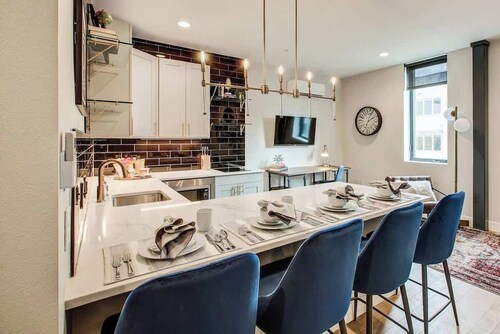 Vrain - New 2-Bedroom Apt w/ Workspace