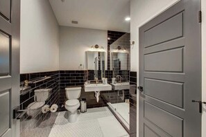 Shower, hair dryer, towels, soap - Vrain - New 2-Bedroom Apt w/ Workspace (Denver)