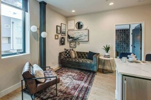 TV, offices - Vrain - New 2-Bedroom Apt w/ Workspace (Denver)