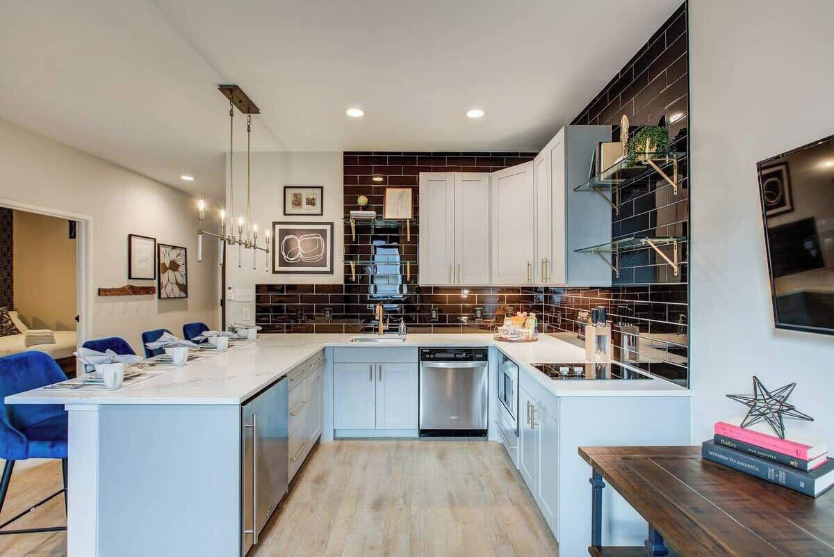 Een microgolfoven, een oven, een kookplaat, een vaatwasser