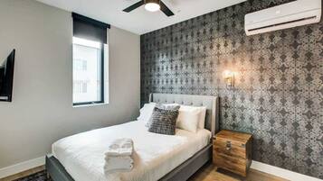 Desk, iron/ironing board, WiFi, bed sheets