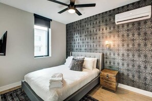 Desk, iron/ironing board, WiFi, bed sheets - Vrain - New 2-Bedroom Apt w/ Workspace (Denver)