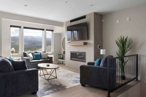Televisión, chimenea y oficina 