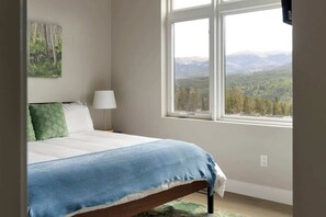 Escritorio, tabla de planchar con plancha, wifi y ropa de cama 