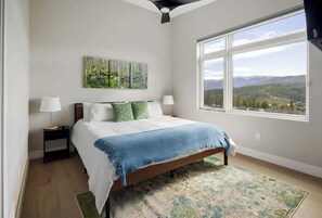 Escritorio, tabla de planchar con plancha, wifi y ropa de cama 