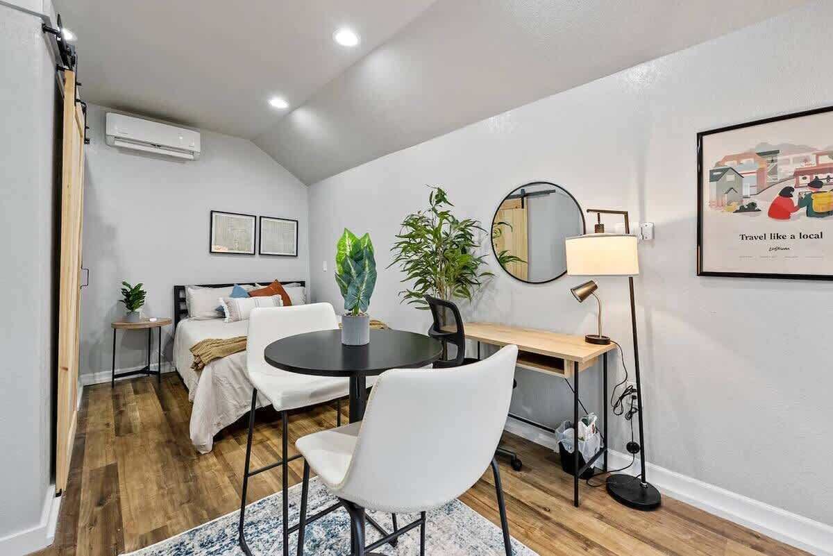 Bureau, fer et planche à repasser, Wi-Fi gratuit, draps fournis