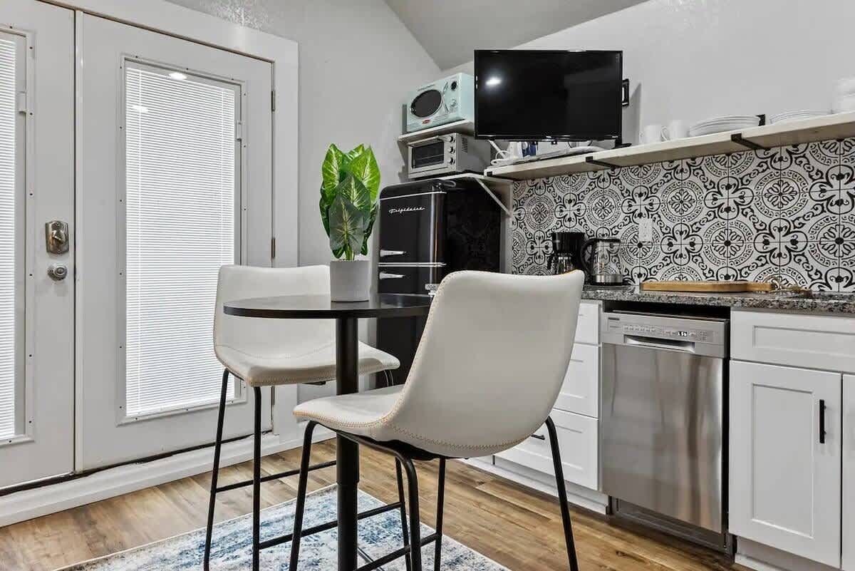 Frigorífic, microones, rentaplats i cafetera i tetera 