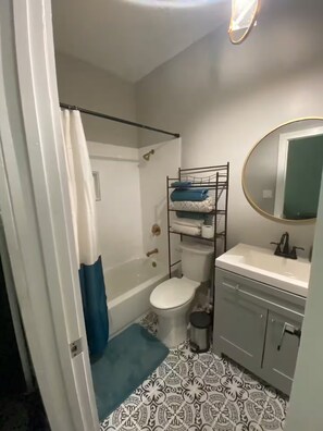 Sèche-cheveux, serviettes fournies, papier toilette