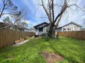 Exterior - Quiet Midtown Studio, Private Entrance + Laundry (Savannah)