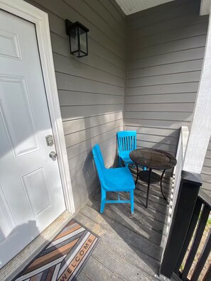 Outdoor dining - Quiet Midtown Studio, Private Entrance + Laundry (Savannah)